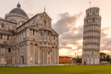 Pisa, İtalya - 29 Haziran 2023: Katedral gezisi, seyahat yeri, gün doğumu ışığı, ünlü sanatsal yapı