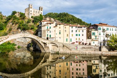 Dolceacqua, İtalya - 15 Ağustos 2024: İtalya 'nın ortaçağ köyü - Liguria bölgesi. Tarihi Kale