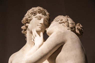 Bassano del Grappa, İtalya - Aralık 2022: Venüs ve Adonis, yazan Antonio Canova, 1822. Klasik heykel, aşk konsepti, romantizm, güzellik