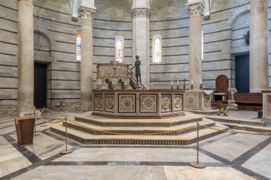 Pisa, İtalya - 29 Haziran 2023: Baptistery iç mimarisi, bazilika sunağı, Katolik kilisesi. İtalya 'ya seyahat.