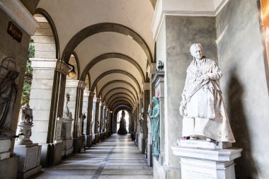 Cenova, İtalya - 17 Ağustos 2024: Staglieno mezarlığı koridoru perspektifi