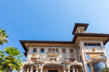 Imperia, İtalya - 14 Ağustos 2023 Villa Grock. Ünlü palyaçonun tarihi evi, mavi gökyüzü güneşli bir gün.