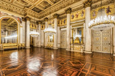 Torino, İtalya - 17 Kasım 2023: 1842 'de Royal Palace' ın içindeki barok balo salonu. Lüks mermer, antika avize, klasik zemin.