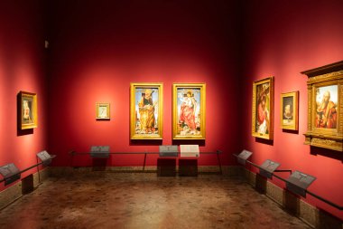 Milan, İtalya - 23 Eylül 2023: Brera antik resim müzesinin içi. Klasik sanat tutkusu, zarif bir iç mekan, hiç kimse.