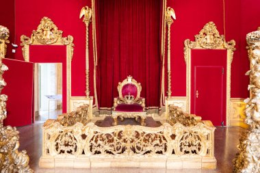 Cenova, İtalya - 06 Ağustos 2023: Kraliyet Sarayı, taht odası içi, altın ve kırmızı kadife
