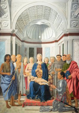 Milan, İtalya - 23 Eylül 2023: Brera antik resim müzesi. Azizlerle, meleklerle ve Federico da Montefeltro 'yla Madonna ve çocuk, ressam Piero della Francesca, 1470