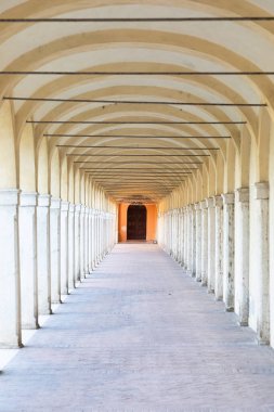 Comacchio, İtalya. Antika kemer yolu, Loggiato dei Capuccini 'nin eski verandası.