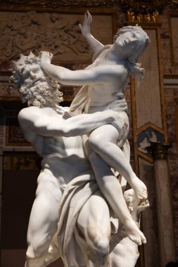 Roma, İtalya - 28 Aralık 2023: Galleria Borghese - Borghese Galerisi - Proserpina Tecavüzü, Gian Lorenzo Bernini, 1622 - beyaz Carrara mermer heykeli