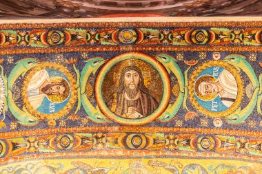 RAVENNA, İtalya - 12 Haziran 2024: San Vitale Bazilikası, mozaikle dekore edilmiş iç dekorasyon, insan yok