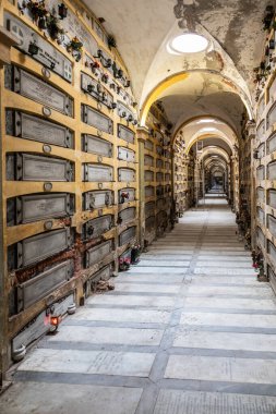 Cenova, İtalya - 17 Ağustos 2024: Staglieno antik mezarlığında koridor