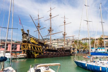 Cenova, İtalya - 22 Ağustos 2024: Korsan kalyonu Neptün, 1985 yılında Roman Polanski filmi Pirates için yapılmış gemi kopyası