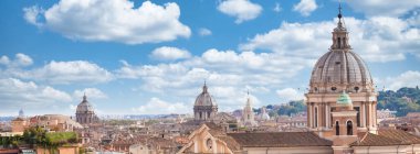 Roma, İtalya. Şehir manzarası, bulutlu mavi gökyüzü, kilise dış mimarisi..