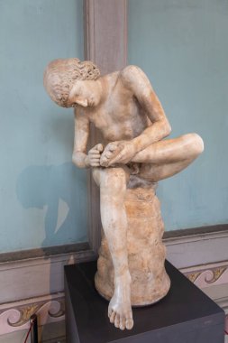 Floransa, İtalya - 30 Haziran 2024: Uffizi Müzesi, Dikenli Çocuk, diğer adıyla Spinario, MÖ 1. yüzyıl, İtalyan mermeri