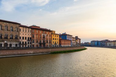Pisa, İtalya - 30 Nisan 2024. Gün batımında Arno nehrinin manzarası. Skyline şehir manzarası.