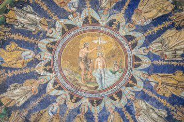 RAVENNA, İTALYA - 12 Haziran 2024: Neonian Baptistery 'de Ravenna Katedrali' nin yanındaki mozaik detay tasarımı