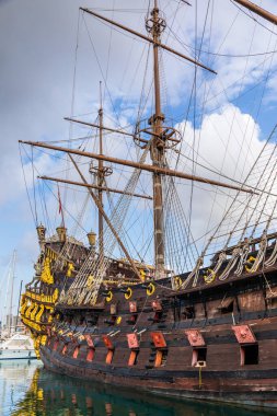 Cenova, İtalya - 17 Ağustos 2024: Ceneviz limanındaki Neptune kalyonunun detayları. Gemi 1985 yılında Roman Polanski filmi Pirates için yapıldı, 17. yüzyıl kalyonunun kopyası.
