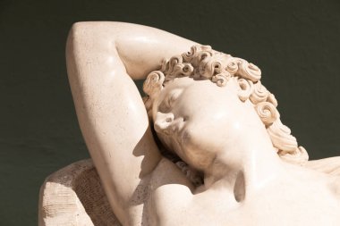Bassano del Grappa, İtalya - 22 Aralık 2022: Uyuyan Endymion, heykeltıraş Antonio Canova, 1822 - Alçı
