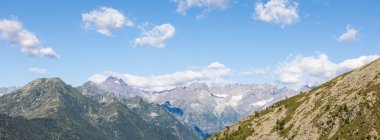 Mavi gökyüzü ve bulutları olan İtalyan Alpleri Panoraması. Sakin manzara, huzurlu manzara..