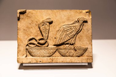 Torino, İtalya - 28 Aralık 2023: Mısır Müzesi. Akbaba ve kobra plakalı, kireçtaşı, M.Ö. 400.