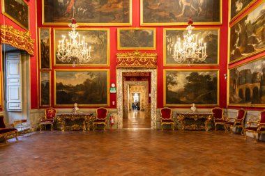 Roma, İtalya - 28 Aralık 2023: Doria Pamphilj Sarayı, 16. yüzyıl lüks sanat koleksiyonu.