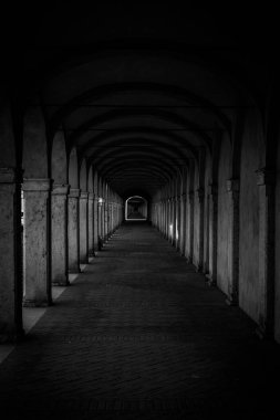 Karanlık tünel perspektifi Grunge mimarisi, gölgeli eski koridor.