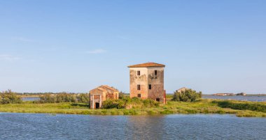İtalya, mavi gökyüzü ile Comacchio gölü. Ülke ve kanallı Panorama.