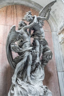 Cenova, İtalya - 17 Ağustos 2024: Staglieno mezarlığı. Bertollo 'nun mezarı, 1915. Bir çift melek, ruhani aşkın sembolü..