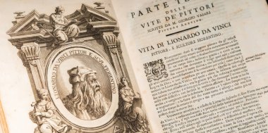 Torino, İtalya - 22 Ağustos 2023. Kraliyet Müzesi. Giorgio Vasari 'nin kitabı Le Vite, 1550. Leonardo da Vinci portresiyle sayfa