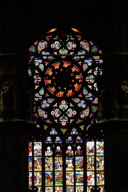 Milan, İtalya - Aralık 2024: Duomo Katedrali 'nin içi. Lekeli cam pencere.