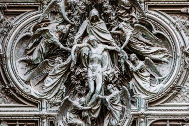 İtalya, Milan. Katedral kapısının ayrıntıları - Duomo - melekler ve dini sembolik sahne