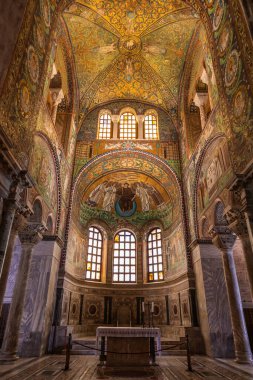 RAVENNA, İTALYA - 12 Haziran 2024: San Vitale Bazilikası, antik mozaikleri ve iç mekanlarıyla ünlüdür.