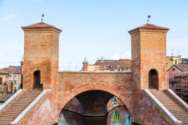 Comacchio, İtalya - 11 Haziran 2024: İtalyan kentinin tarihi sembolü ünlü Trepponti köprüsü. Liman manzarası