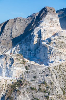 Colonnata di Carrara, İtalya - 08 Ağustos 2024: Carrara mermer ocağında mermer çıkarma, Michelangelo 'nun Davut mermeri