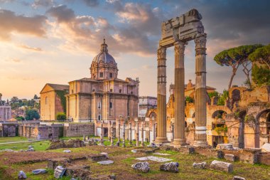 ROME, ITALY - CIRCA AĞUSTOS 2024: Antik Roma mimarisinde mavi gökyüzü ile alacakaranlık ışığı