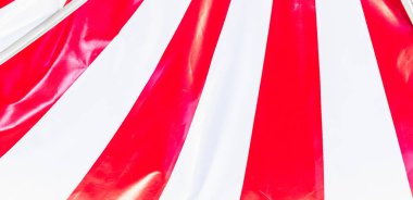 Sirk çadırı arka planı. Renkli tasarım, çizgili beyaz ve kırmızı, geçmişe dönük eğlence.