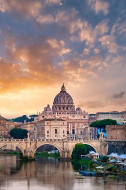 ROME, ITALY - Haziran 2023: Tiber nehir köprüsü Vatikan Şehri ve Aziz Peter Katedrali Kubbesi
