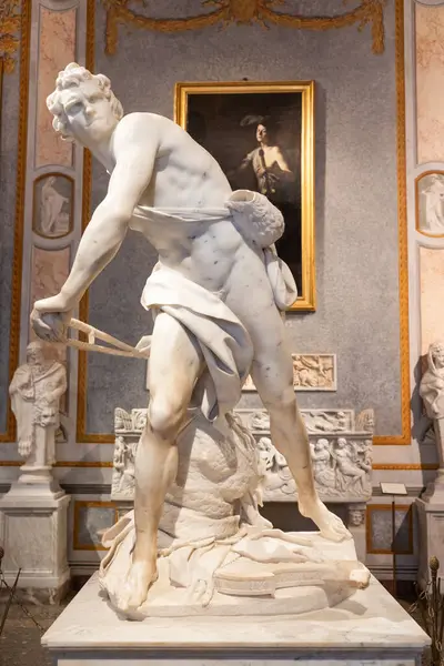 Roma, İtalya - 28 Aralık 2023: Galleria Borghese Müzesi - David by Gian Lorenzo Bernini, 1624 - heykel
