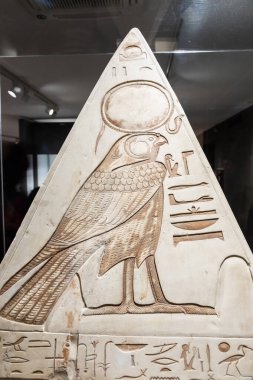 Torino, İtalya - Nisan 2025: Mısır Müzesi. Orijinal antik piramit, kireç taşı, MÖ 1240 Ramsess II saltanatı.