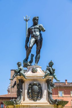 Bologna, İtalya - 10 Haziran 2024, Neptune Meydanı 'ndaki ünlü Neptün çeşmesi. Bronz heykel, mavi gökyüzü