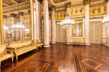 Torino, İtalya - 17 Kasım 2023: 1842 'de Royal Palace' ın içindeki barok balo salonu. Lüks mermer, antika avize, klasik zemin.