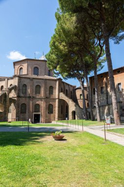 RAVENNA, İTALYA - 12 Haziran 2024: San Vitale Bazilikası, antik mozaikleriyle ünlü, mavi gökyüzü ile dış görünüşü