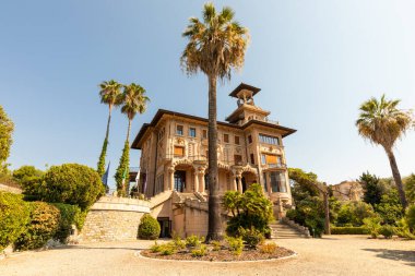 Imperia, İtalya - 14 Ağustos 2023 Villa Grock. Ünlü palyaçonun tarihi evi, mavi gökyüzü güneşli bir gün.