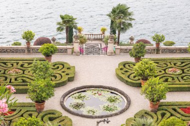 Isola Bella, İtalya - 1 Ağustos 2023: Maggiore Gölü 'ndeki barok İtalyan bahçesi. Manzaralı manzara.