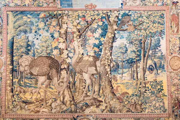 Isola Bella, İtalya - 1 Ağustos 2023: Borromeo Sarayı 'ndaki antik İtalyan duvar halısının ayrıntıları. İç duvarlarda antik süslemeler, fantezi yaratıkları.