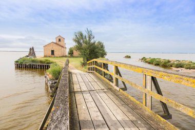 Comacchio, İtalya - 13 Haziran 2024. Casone Donnabona, lagündeki balıkçılar için geleneksel bir ev. Bataklık, mavi gökyüzü.