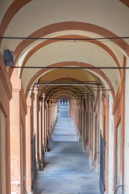 Bolonya, İtalya - 14 Haziran 2024: Bologna şehir merkezinden San Luca kilisesine geleneksel portikolar