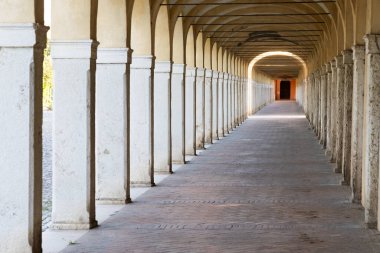 Comacchio, İtalya. Antika kemer yolu, Loggiato dei Capuccini 'nin eski verandası.