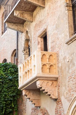 Verona, İtalya - 30 Nisan 2024. Meşhur Romeo ve Juliet balkonu, romantik aşkın sembolü.