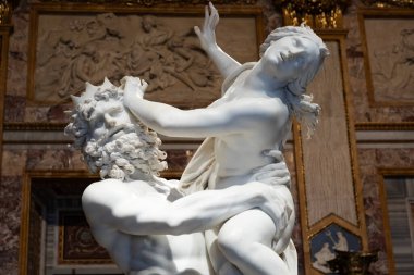 Roma, İtalya - 28 Aralık 2023: Galleria Borghese - Borghese Galerisi - Proserpina Tecavüzü, Gian Lorenzo Bernini, 1622 - beyaz Carrara mermer heykeli