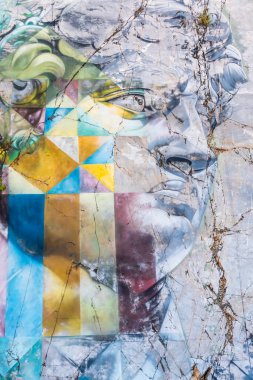 Colonnata di Carrara, İtalya - 08 Ağustos 2024: Michelangelo 'dan esinlenerek Kobra' nın ünlü David murales 'i. Beyaz mermer üzerinde sokak sanatı, 2017 yapımı..